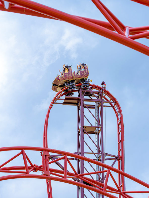 Drakon rollercoaster train at Paultons Park reaching the top of the red vertical track