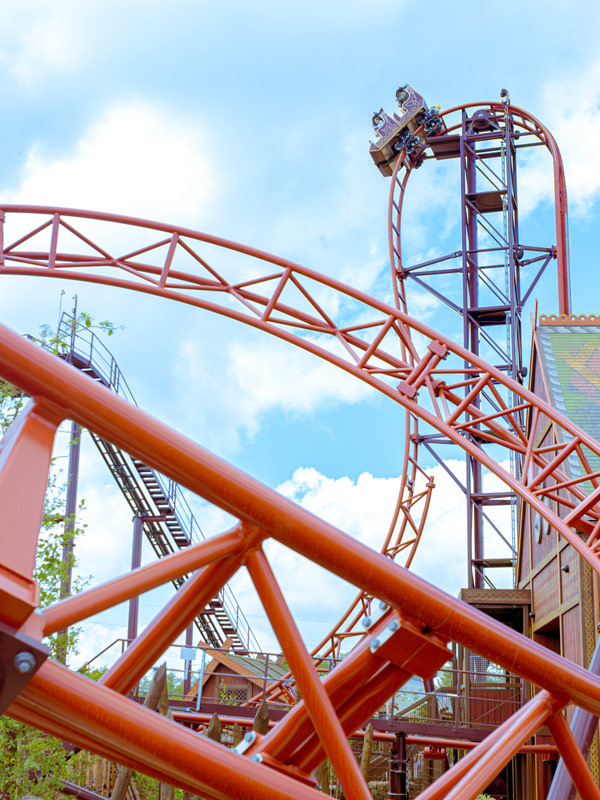 Drakon rollercoaster train climbing the vertical lift hill at Paultons Park.